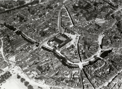 85052 Luchtfoto van het noordwestelijke deel van de binnenstad van Utrecht, uit het westen. In het midden het ...